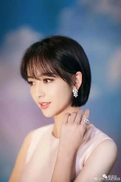 最近女明星们统一发型了?