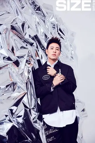 潘玮柏最新封面大片撩人眼神杀演绎高级未来感