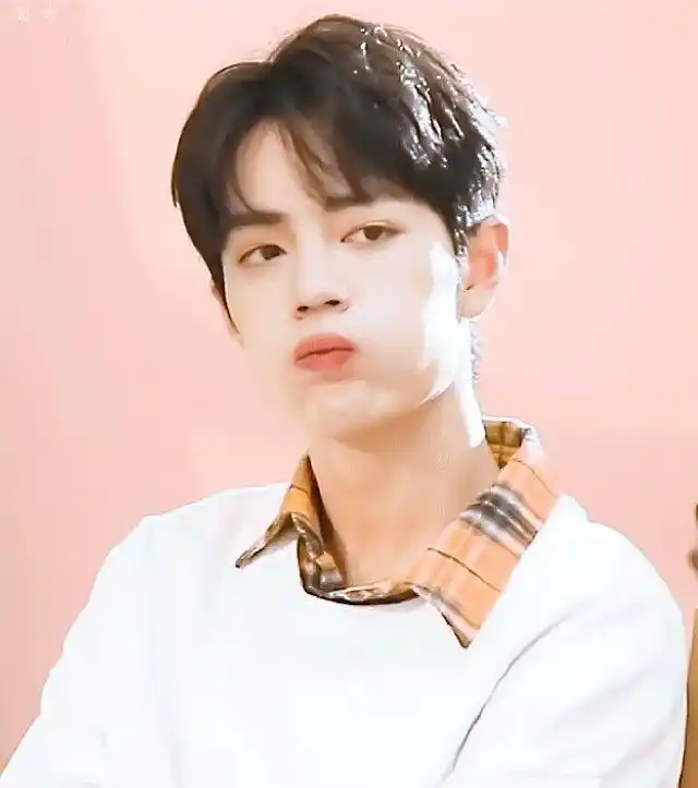 肖战嘟嘟嘴太犯规了吧,招牌卖萌嘟嘟嘴,被可爱到了有木有!