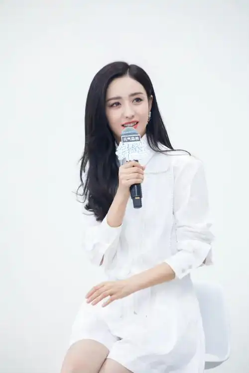 佟丽娅一字带高跟鞋