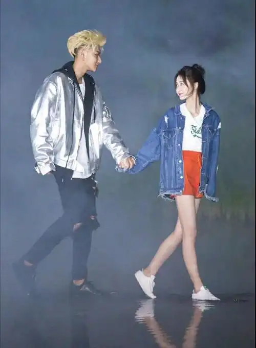 徐艺洋晒照引热议,与黄子韬狗粮撒有点甜,同伴姜潮被"剔出"!