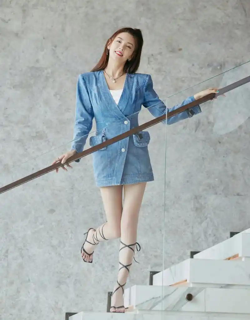 演员张雨绮脚穿凉鞋展示美腿玉足,2006年,张雨绮在周星驰电影《长江7