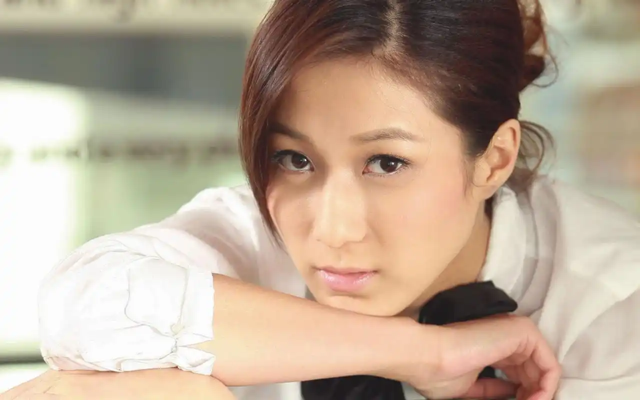 谁能给我一张480x800钟嘉欣的手机壁纸,,,谢谢