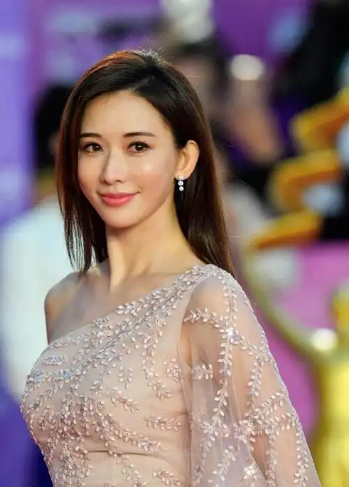 这次,林志玲和家人在日本外出聚餐的照片被网友们偶遇,成为了大家热议