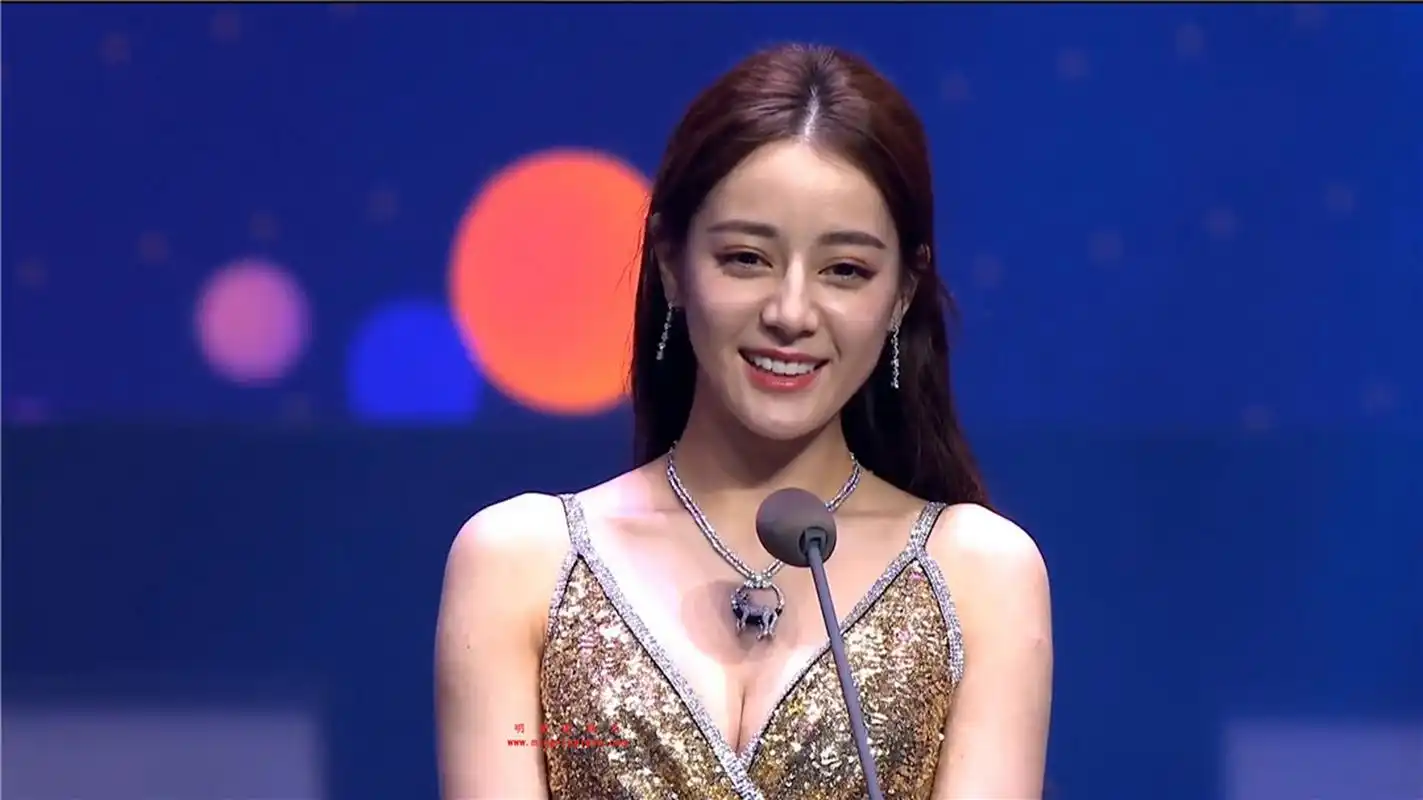 迪丽热巴蓝裙大v领开至胸下,戴流苏耳环发箍,不艳俗却显仙气