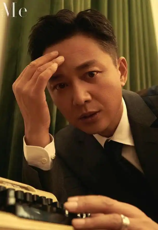 许多男明星用自己的经历向人们证实了"年龄不饶人,少年如花老如猴"的