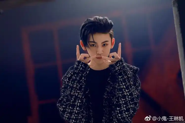 小鬼再登热搜,回踩粉丝爆"小鬼吻照",身为偶像的敬业态度呢!