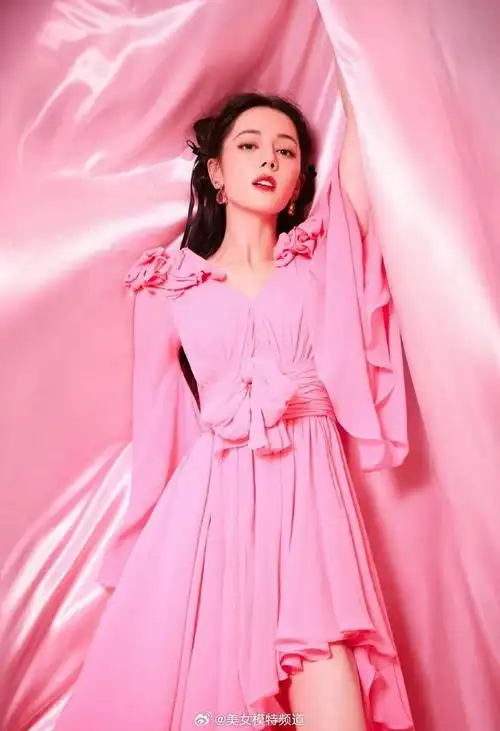 迪丽热巴粉红芭比可爱暴击举手投足间洋溢活力与个性