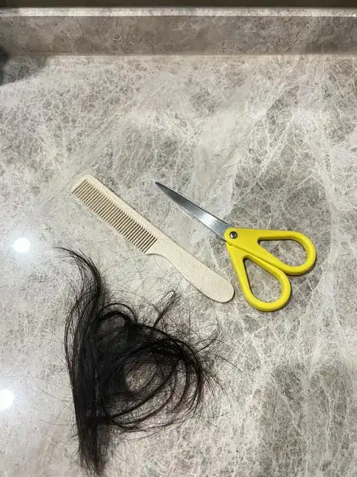 我属于头发长得快又厚05刘海时不时得找tony老师剪99自己在家搜