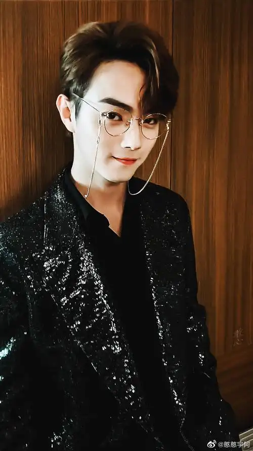 闲着也是闲着来看戴眼镜的许凯啊20211201浪梦特yyds