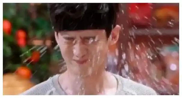 白敬亭何炅同框私下互动少曝光营销被指翻车网友猛批