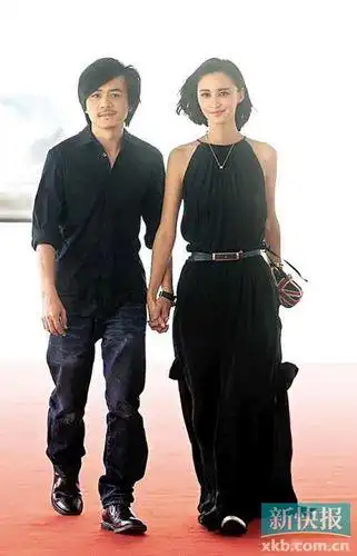 张歆艺杨树鹏婚后公开亮相 十指紧扣秀甜蜜(图)