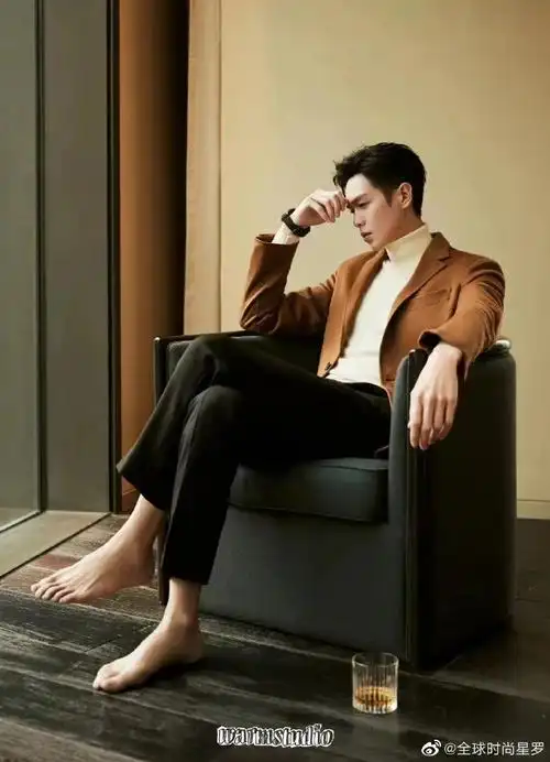 张若昀咖啡色外套光脚造型##张若昀