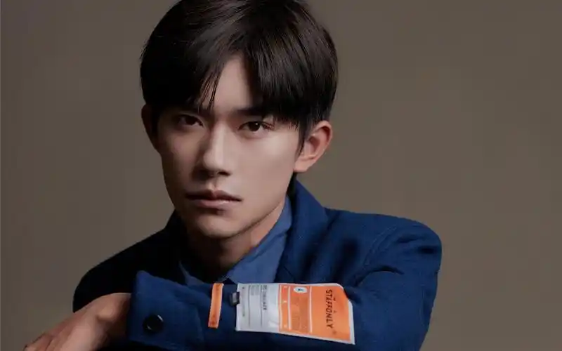 易烊千玺儒雅帅写真高清壁纸