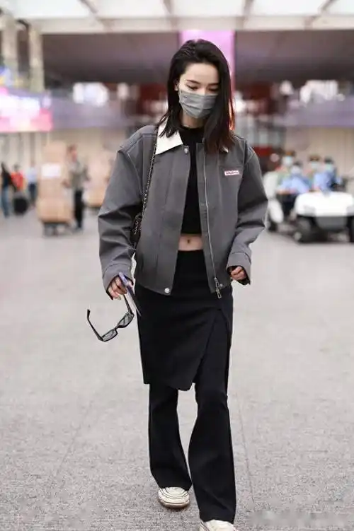 代斯现身北京机场,夹克配裙裤时尚有型