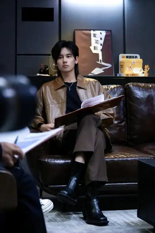 胡先煦棕色皮衣狼尾造型