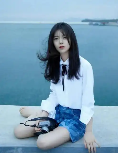 赵今麦蝴蝶结露背短裙亮相,曼妙身姿完美勾勒,香肩美背勾人心魂