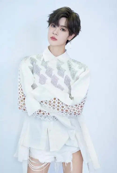 郁可唯短发太a了西装套装搭配金丝边眼镜酷酷的少女感十足