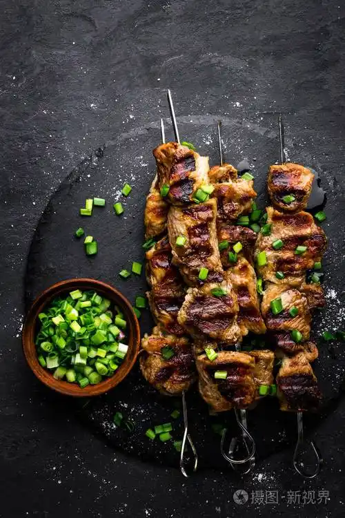 黑色背景上的烤肉串