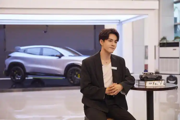 曾舜晞惊喜变身当店长果然男生认真工作的样子都很迷人