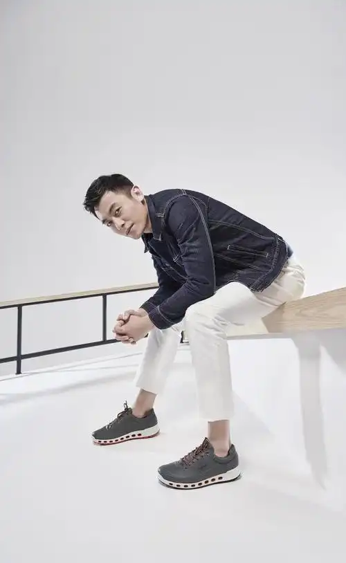 户外漫步要舒适也要潮流ecco携双代言人刘涛朱亚文开启透氧之旅