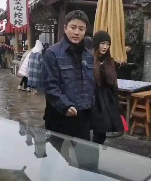 新恋情贾乃亮孟佳同游被拍并肩出行显亲密网友错认成李小璐