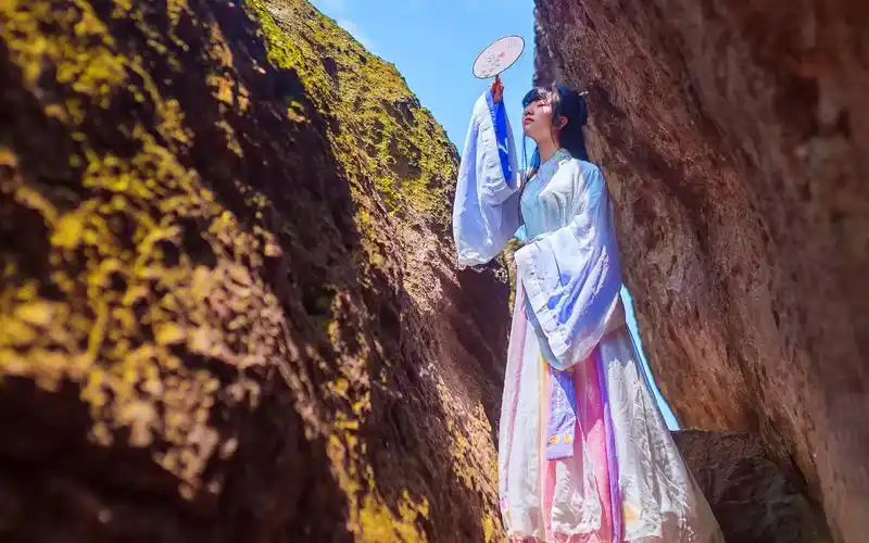 撑伞美女唯美古风电脑桌面壁纸