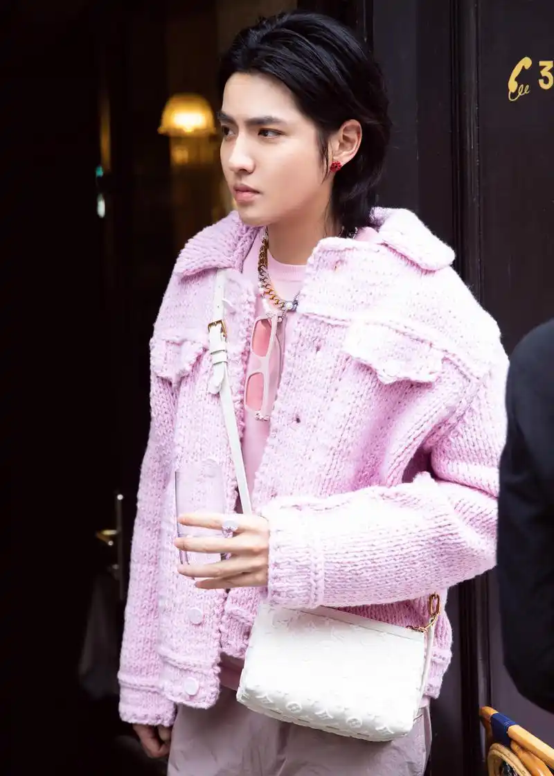 路易威登品牌代言人吴亦凡身着2020春夏系列粉色针织毛衣,亮相路易