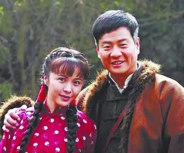 与大23岁男友相恋9年,却被化妆师抢走,31岁嫁硬汉老公今成这样