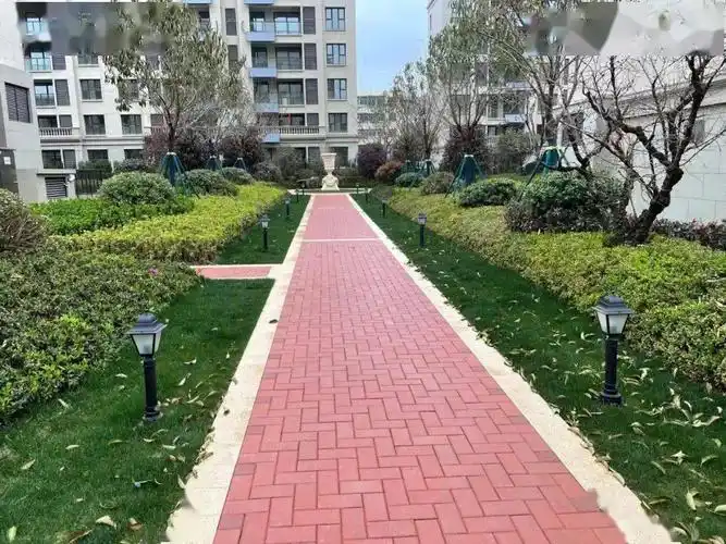 大面积的烧结红透水砖和碧桂园君悦府保持一致