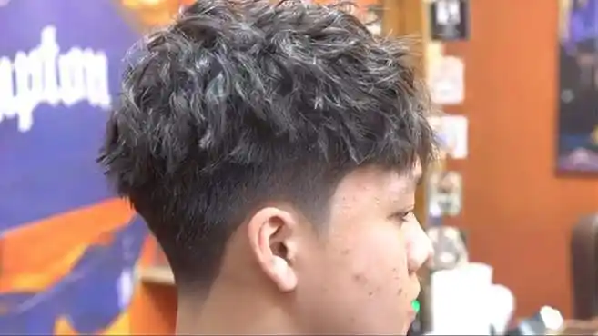 男生头发少就烫烟花烫,简单个性又好看,头发乱翘烫了也好看-时尚视频