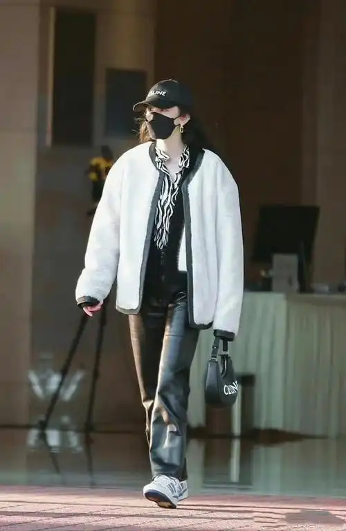 在这个寒冷的冬季,我们都想要保持时尚的同时又能够保暖,而杨幂的冬日