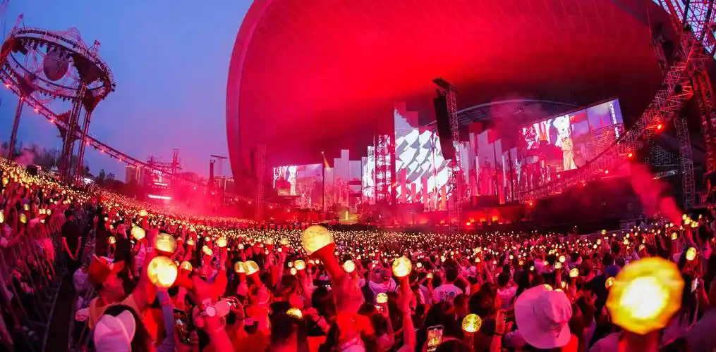 演唱会舞台搭建好之后更是壮观.