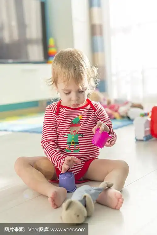可爱的孩子光着脚坐在地板上