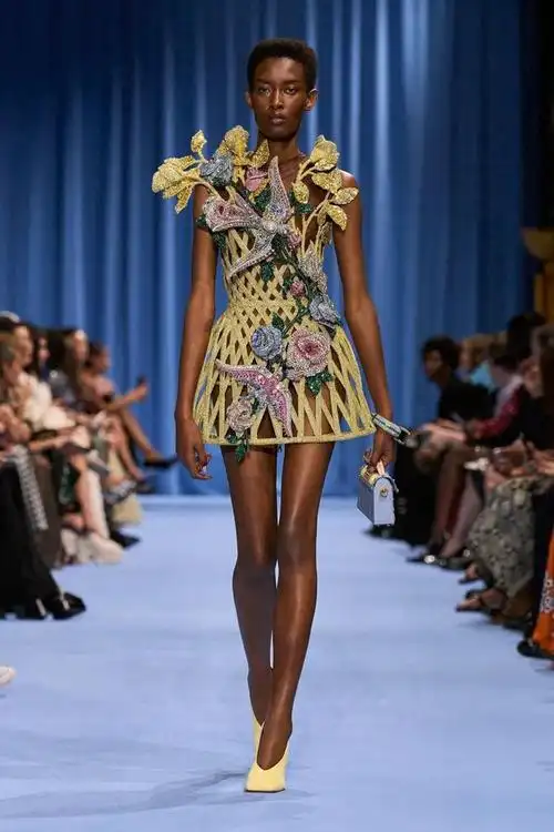 铿锵玫瑰,狩猎夹克,2024春夏巴黎时装周为你明年衣橱上新款啦～|蕾丝|