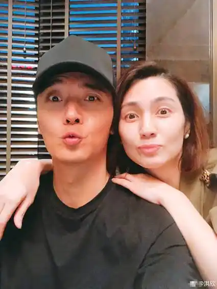 8月28日,洪欣晒出和老公张丹峰的亲密合影,两个人贴脸做出俏皮表情,一
