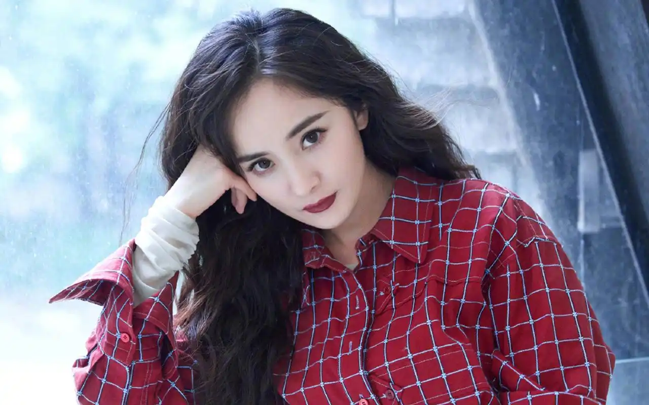 杨幂妩媚动人写真桌面壁纸