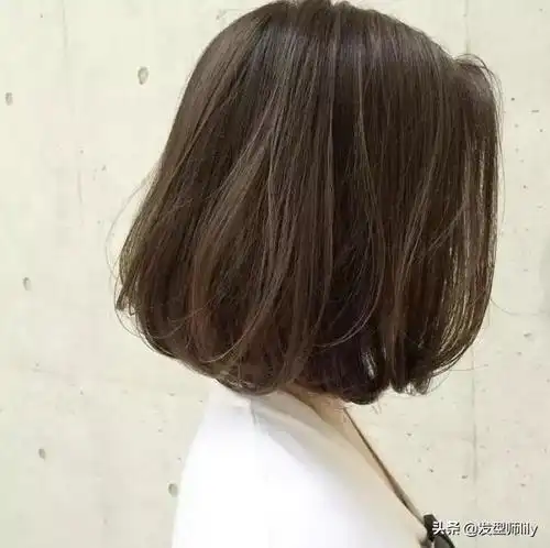 新年中分"微扣蓬松烫"一款适合年轻人的发型,很漂亮,很时尚!