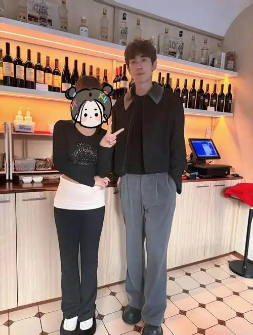 36岁林更新瘦脱相深泪沟大眼袋歪嘴一笑被批像老太太