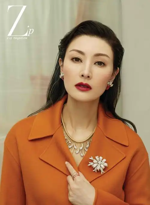 50岁李嘉欣晒照秀粉发穿粉裙配红夹克携老公秀恩爱状态极佳