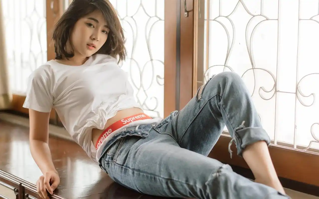 清纯短发美女居家写真高清壁纸