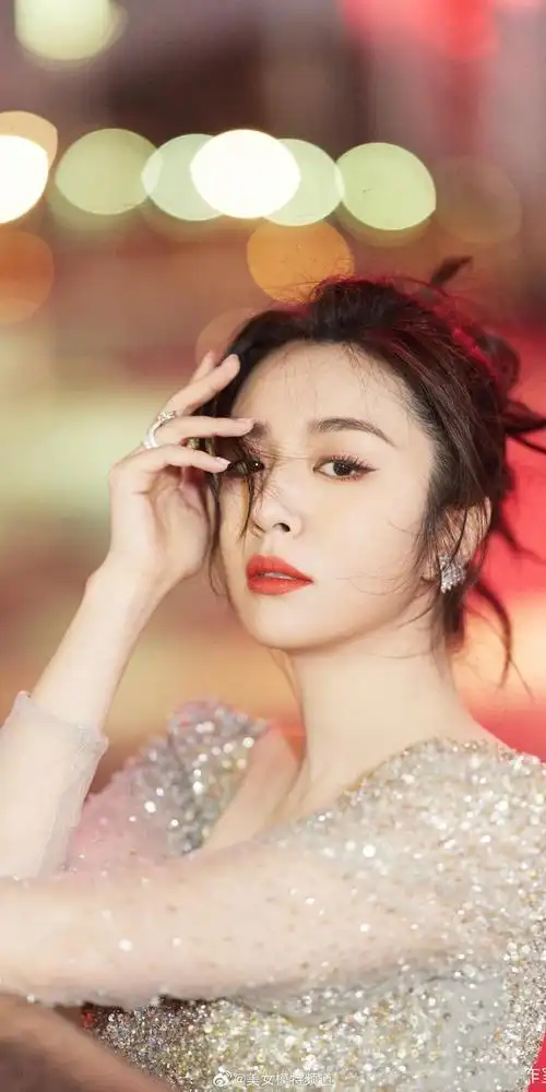 王晓晨舞台穿搭