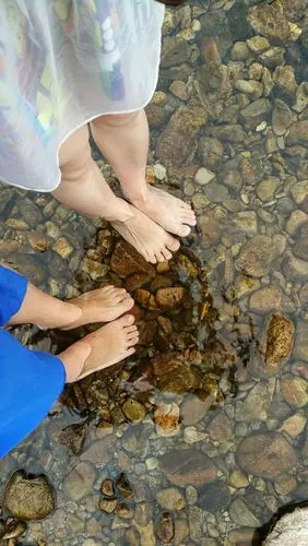和小美女一起光着脚丫踩在水里,蓝色配白色的裙子,好有美感.