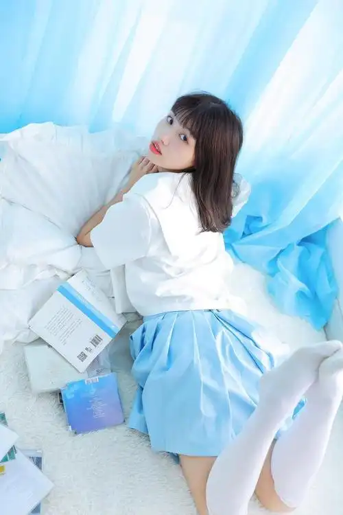 吊带睡衣裙,或身穿校园制服,慵懒的躺在飘窗台上,元气满满少女感十足