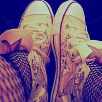 有唯美意境伤感的静物帆布鞋头像图片_微信头像图片大全