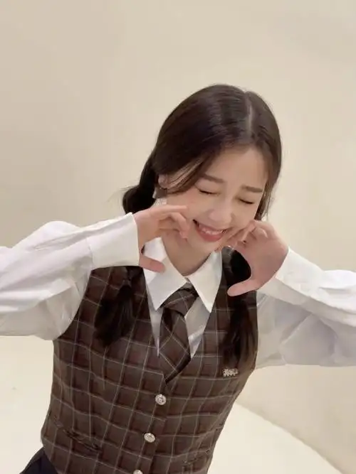 虞书欣晒制服新照扎双麻花辫摆造型可爱多