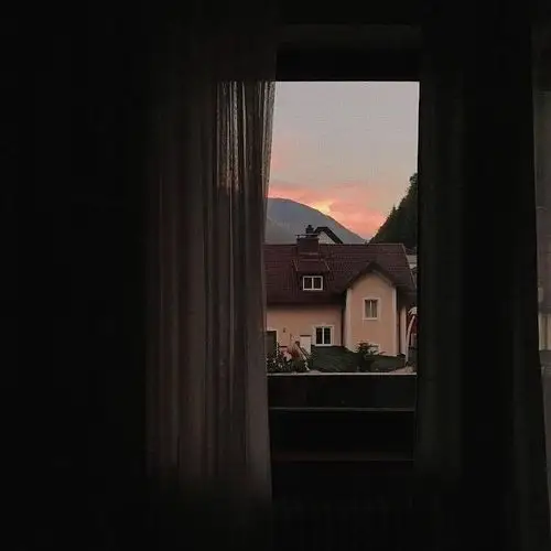 ins 背景图/长大之后才发现黑色其实挺好的.