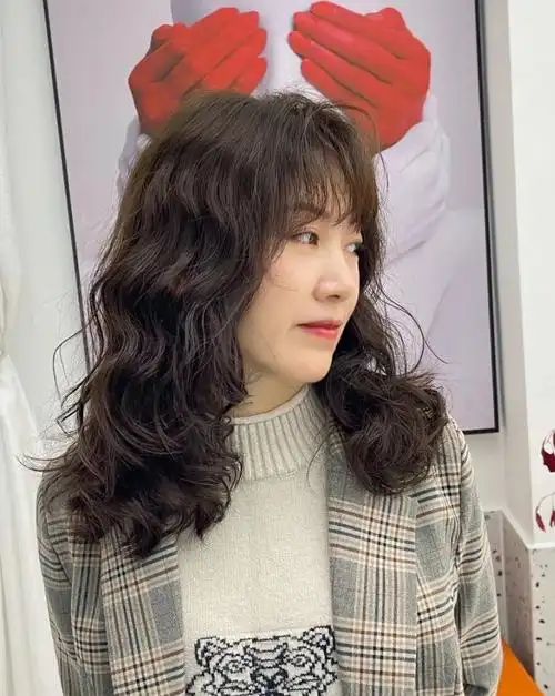 不仅有谷爱凌的高级发色,还有洋气卷卷烫,比如这种波波头的满头卷就