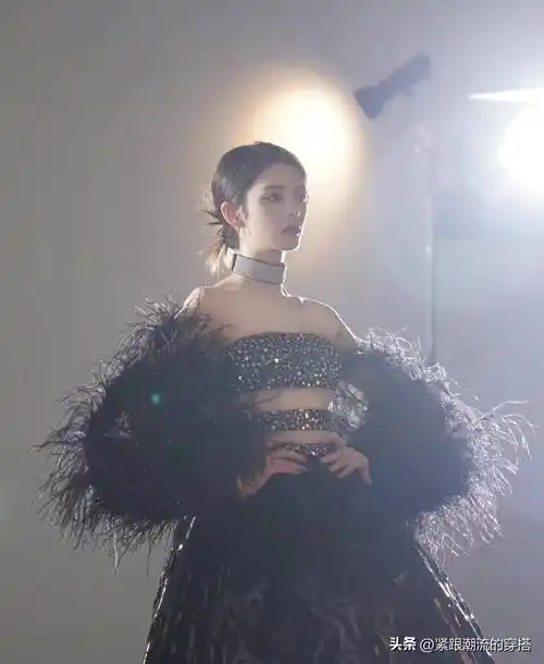 傅菁黑色礼服亮相,低丸子头慵懒迷人_时尚_魅力_身材