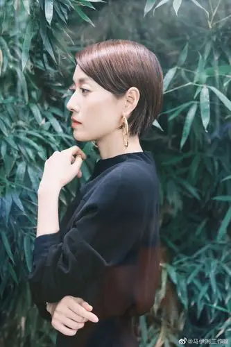 气质超绝马伊琍拍大片优雅干练气场强